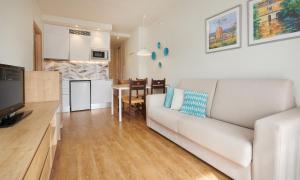 Кухня или мини-кухня в Hotel Apartamentos Cala Santanyi
