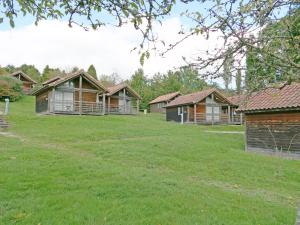 eine Reihe von Cottages auf einem Grasfeld in der Unterkunft Echo in Verneuil-sur-Vienne