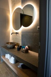 La salle de bains est pourvue d'un lavabo et d'un miroir. dans l'établissement Amata suites, à Galissas
