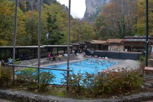 a large swimming pool with people in it at Casa de Pozar in Likóstomon