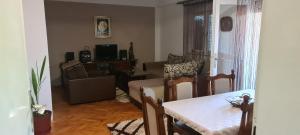 salon ze stołem i kanapą w obiekcie Apartment TiBi w mieście Kumanowo