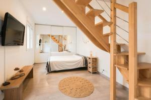 ein kleines Schlafzimmer mit einem Bett und einer Treppe in der Unterkunft Cosy house near Disneyland Esbly in Esbly