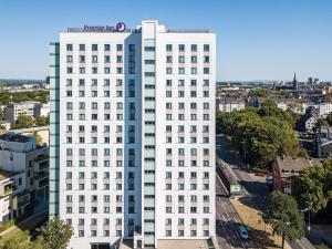 een wit gebouw met een bord erop bij Premier Inn Köln City Süd in Keulen