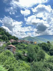 ein kleines Dorf auf einem Hügel mit Bäumen und Wolken in der Unterkunft Casa Fortuna in Armiello