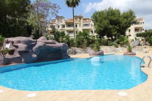 una gran piscina en un complejo en Fabulous 2 bed apartment on Las Ramblas Golf, en Villacosta