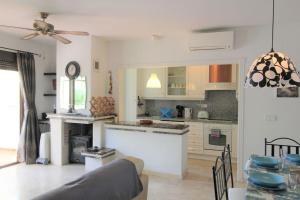 cocina y sala de estar con mesa en Fabulous 2 bed apartment on Las Ramblas Golf, en Villacosta
