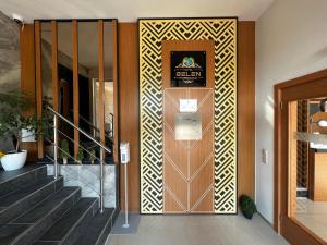 um lobby com uma porta com um sinal em Hotel Belen Fahrenkrug em Fahrenkrug