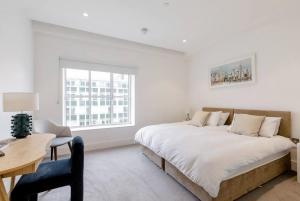 1 dormitorio con cama, escritorio y ventana en Lovely room, en Londres