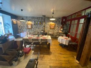 Reštaurácia alebo iné gastronomické zariadenie v ubytovaní Charmant appartement au cœur des volcans d Auvergne