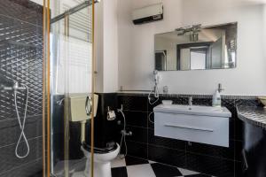 a bathroom with a toilet and a sink and a mirror at Mini Appartamento verde in Gallipoli