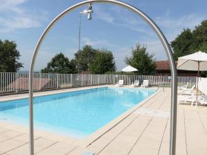 uma piscina com um arco em redor em Verdoyer em Verneuil-sur-Vienne