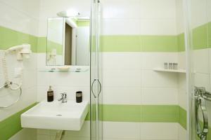 シビリにあるSiviri Roomsのバスルーム(シンク、シャワー付)