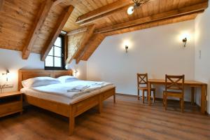 Postel nebo postele na pokoji v ubytování Zámek Castle Račice - Podzámčí Undercastle
