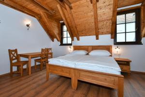 sypialnia z łóżkiem, stołem i krzesłami w obiekcie Zámek Castle Račice - Podzámčí Undercastle w mieście Račice