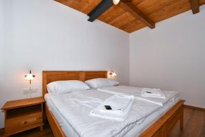 Postel nebo postele na pokoji v ubytování Zámek Castle Račice - Podzámčí Undercastle