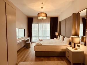 um quarto de hotel com uma cama e uma janela em Maslak Aparts em Istambul