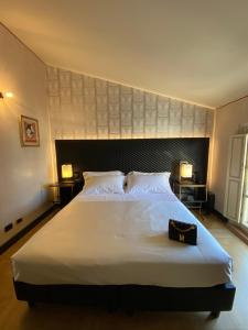 A bed or beds in a room at Hotel Verdi Boutique Hotel