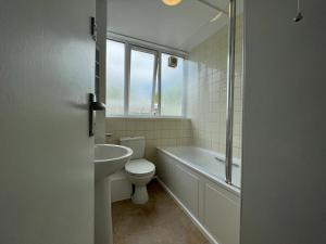 ein Badezimmer mit einem WC, einer Badewanne und einem Waschbecken in der Unterkunft Lovely 4bed property, London 8min to Oxford Street in London