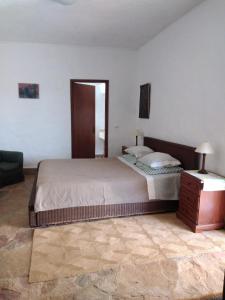 1 dormitorio con cama, tocador y espejo en Herdade do Monte Outeiro - Turismo Rural, en Venda