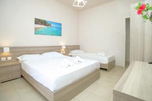 シビリにあるSiviri Roomsのベッドルーム1室(ベッド2台付)が備わり、海の景色を望めます。