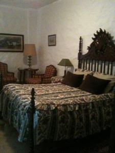 1 dormitorio con 1 cama grande en una habitación en Herdade do Monte Outeiro - Turismo Rural, en Venda