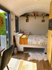 Postel nebo postele na pokoji v ubytování Atlantic Way Shepherd Hut