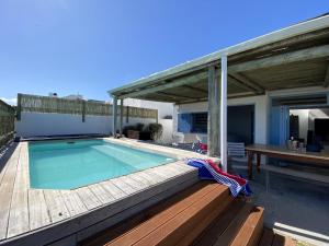 una piscina en la terraza de una casa en Beach House en Paternoster