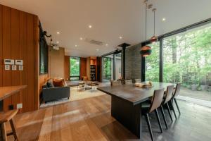 a kitchen and dining room with a table and chairs at La Maison Karuizawa in Karuizawa