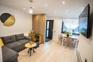 a living room with a couch and a table at Cabana Armonia in Baia-Sprie