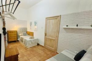 1 dormitorio con 2 camas y puerta de madera en CASA ISABEL CENTRO Histórico, en Arucas