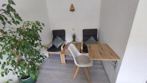 uma sala de jantar com 2 cadeiras e uma mesa de madeira em Pension RINGO, Airport Pit Stop, Bahnhof und Flughafen in der Nähe em Baden-Baden