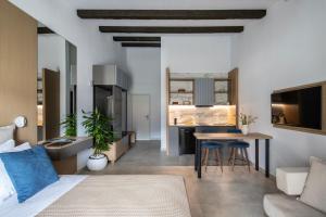 A seating area at Sole Mare