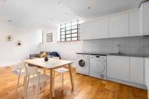 a kitchen with a table and a dining room at Trendy East London Flat SH11 in London