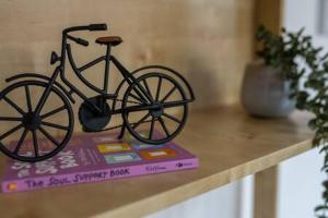 una figurita de una bicicleta encima de un libro en Trendy East London Flat SH11 en Londres