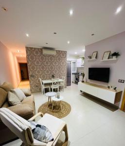 salon z kanapą i stołem w obiekcie Centro-Torre del mar - HOME RENT MALAGA w mieście Torre del Mar +6 zdjęć