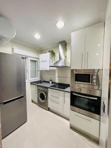 kuchnia ze sprzętem ze stali nierdzewnej i kuchenką w obiekcie Centro-Torre del mar - HOME RENT MALAGA w mieście Torre del Mar