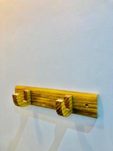 un objeto de madera colgado en una pared blanca en Pousada Salinas de Atins en Atins