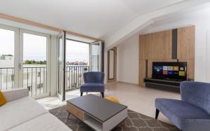 TV a/nebo společenská místnost v ubytování Supreme Apartment Miramare with Sea View