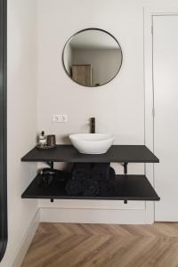 La salle de bains est pourvue d'un lavabo et d'un miroir. dans l'établissement Shortstay - De Pastorie, Gouda, à Gouda