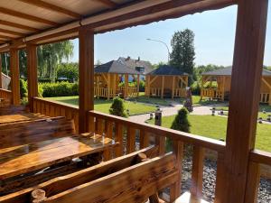 eine Terrasse mit Bänken und Blick auf einen Spielplatz in der Unterkunft Eventhaus Schamin in Erpen