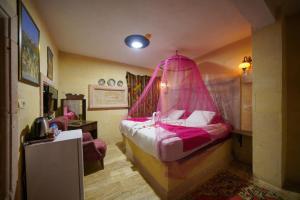 A bed or beds in a room at Lucky Luke Stone House Még 37 kép