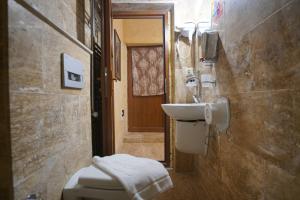 bagno con servizi igienici e lavandino di Lucky Luke Stone House a Göreme