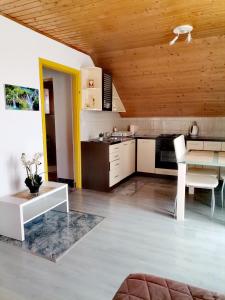 eine Küche mit einem Tisch und einem Esszimmer in der Unterkunft Apartment Dolores in Smoljanac