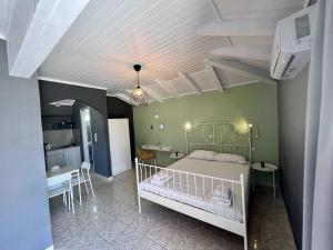 een slaapkamer met een bed en een tafel en stoelen bij Issos Studios in Agios Georgios