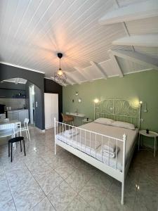 una camera con un letto bianco e un tavolo di Issos Studios ad Agios Georgios