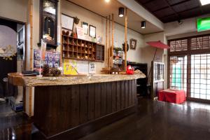 a restaurant with a bar in the middle of a room at 日本旅館　松亀荘 in Beppu