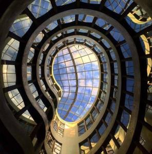 uma vista para um edifício com um tecto de vidro em Gran Hotel Havana 4Sup by Escampa Hotels em Barcelona