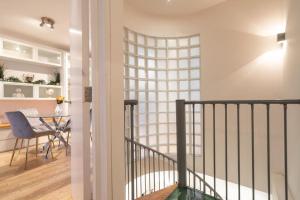 um quarto com uma escada com uma mesa e uma sala de jantar em Award Winning 2 Bedroom House, King's Cross em Londres