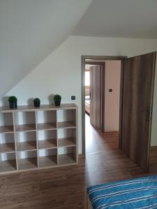 een kamer met een boekenplank en een deur bij Chalupa Na blátě in Hoješín