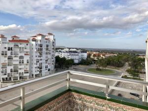 desde el balcón de un edificio con vistas a la ciudad en APARTAMENTO VISTAS AL MAR - Valdelagrana Playa, en El Puerto de Santa María